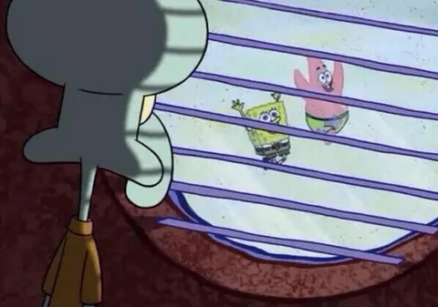 Squidward Panjurdan Bakıyor
